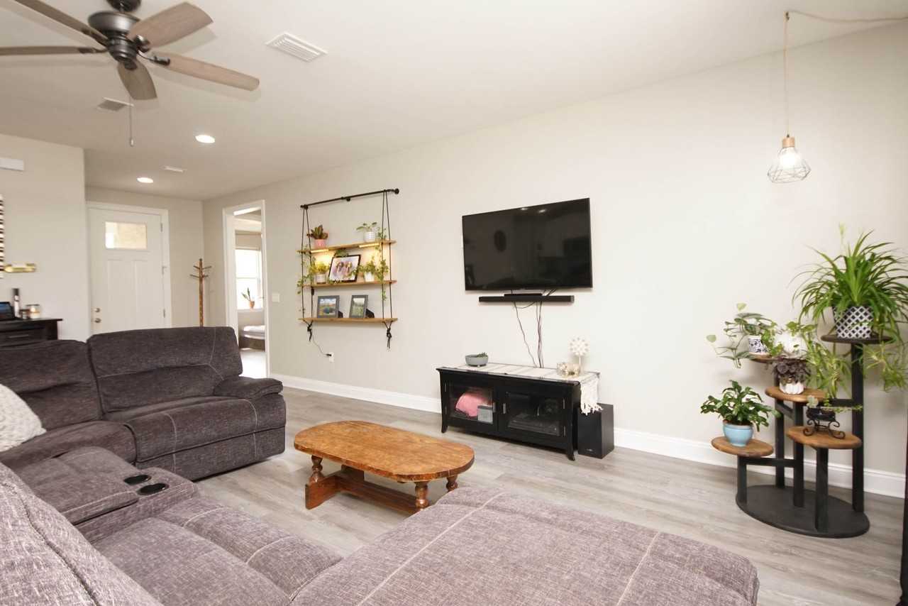 356 Chicago Ave - Photo 4 of 31