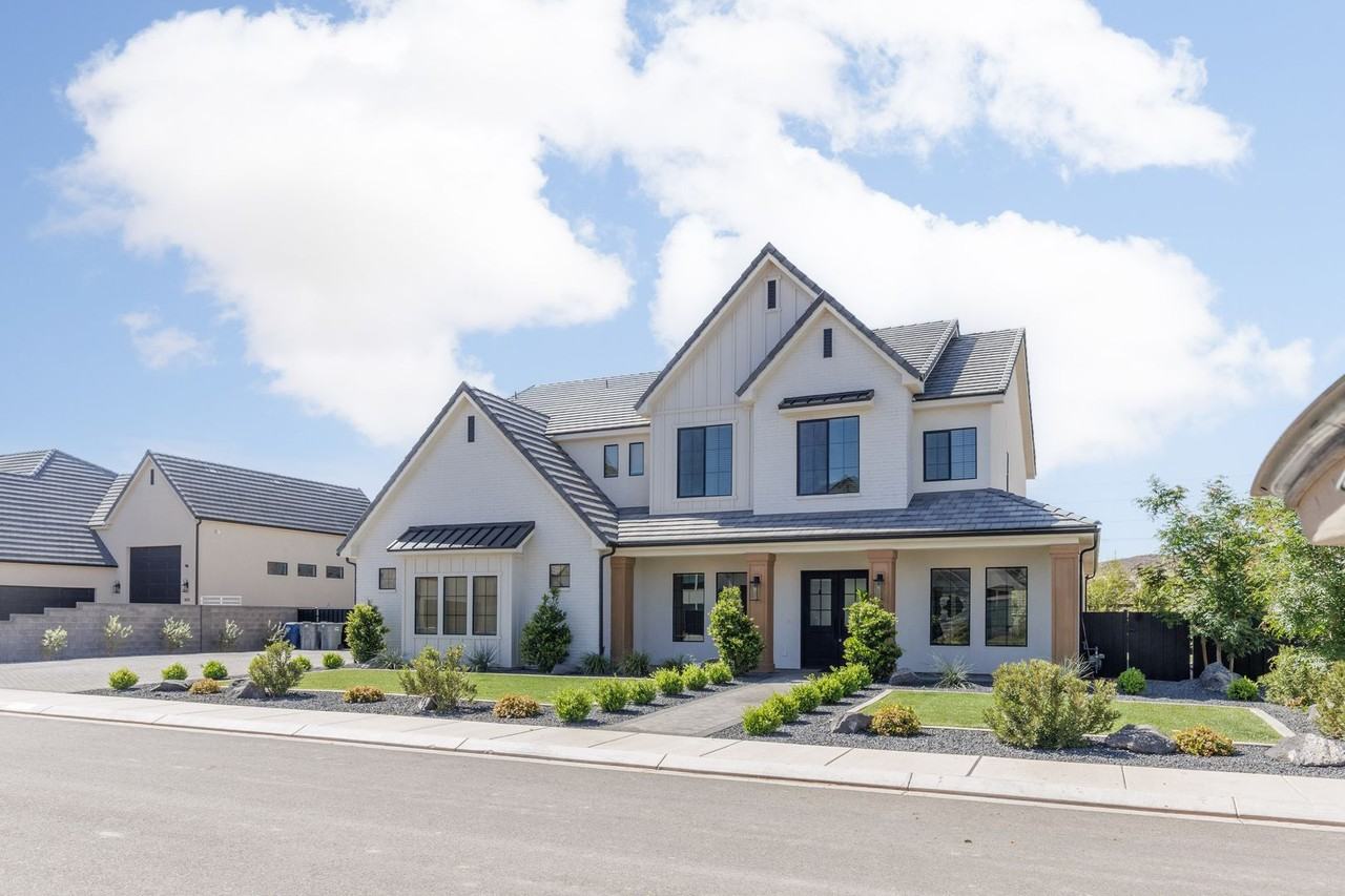 1621 W Approach Ln - Photo 2 of 49