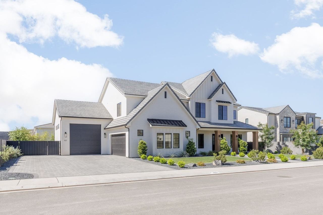 1621 W Approach Ln - Photo 3 of 49