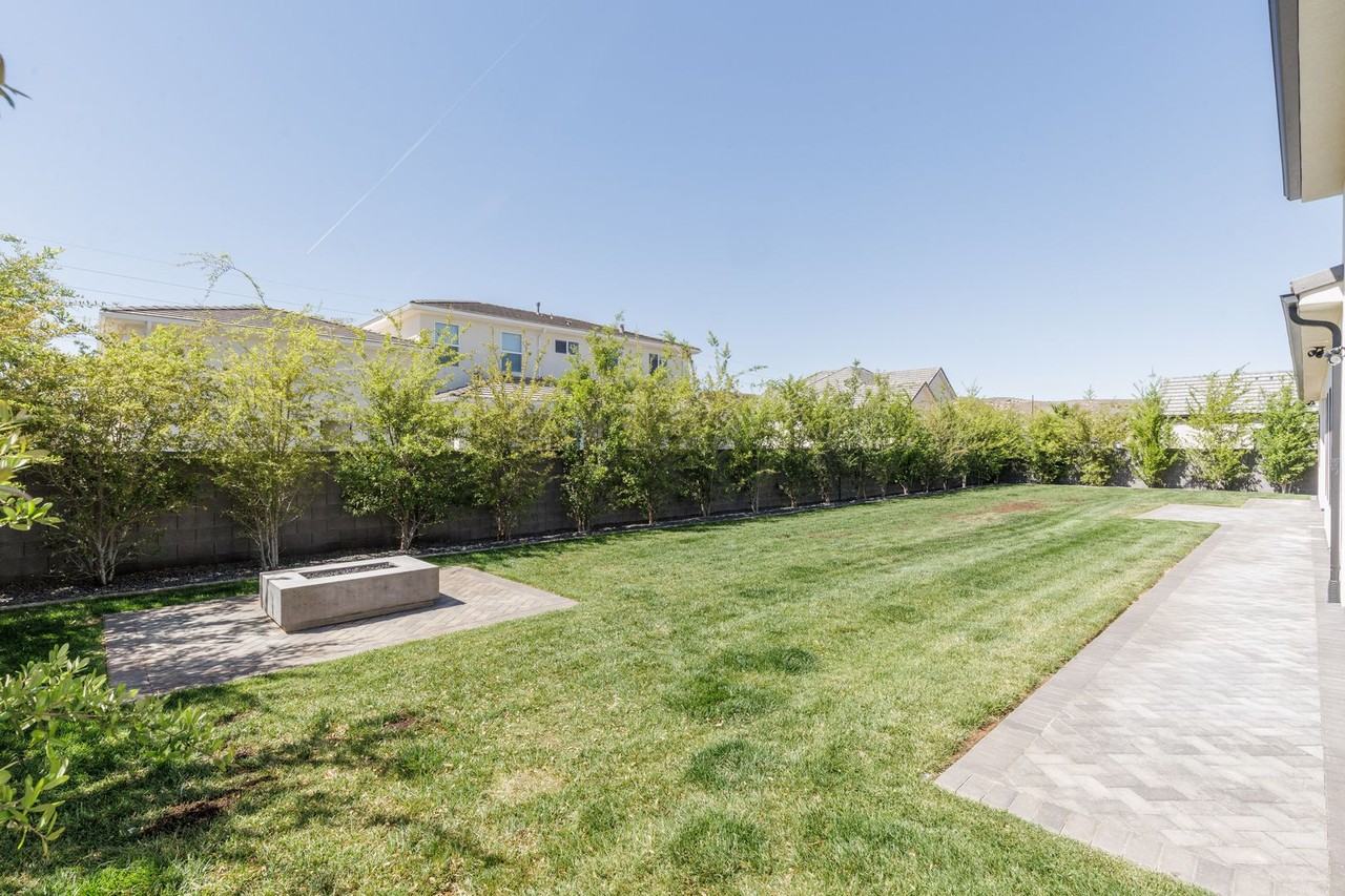 1621 W Approach Ln - Photo 7 of 49