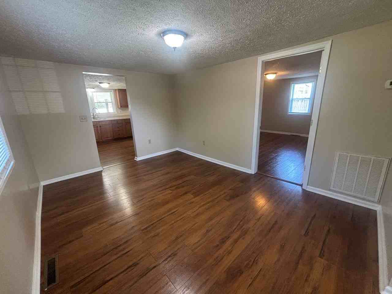 123 Cowan St - Photo 4 of 11