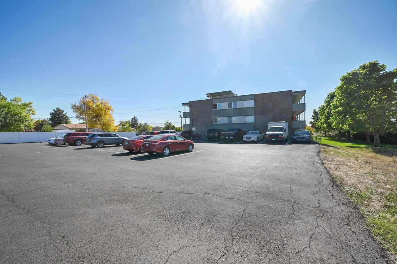 FLATS ON 70TH AT MIDTOWN - Photo 3 of 8