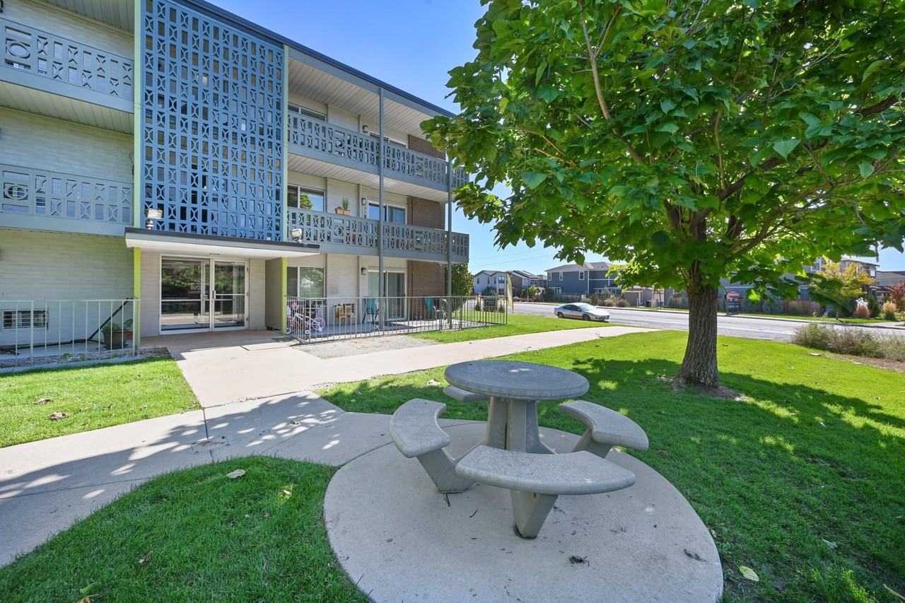 FLATS ON 70TH AT MIDTOWN - Photo 4 of 8