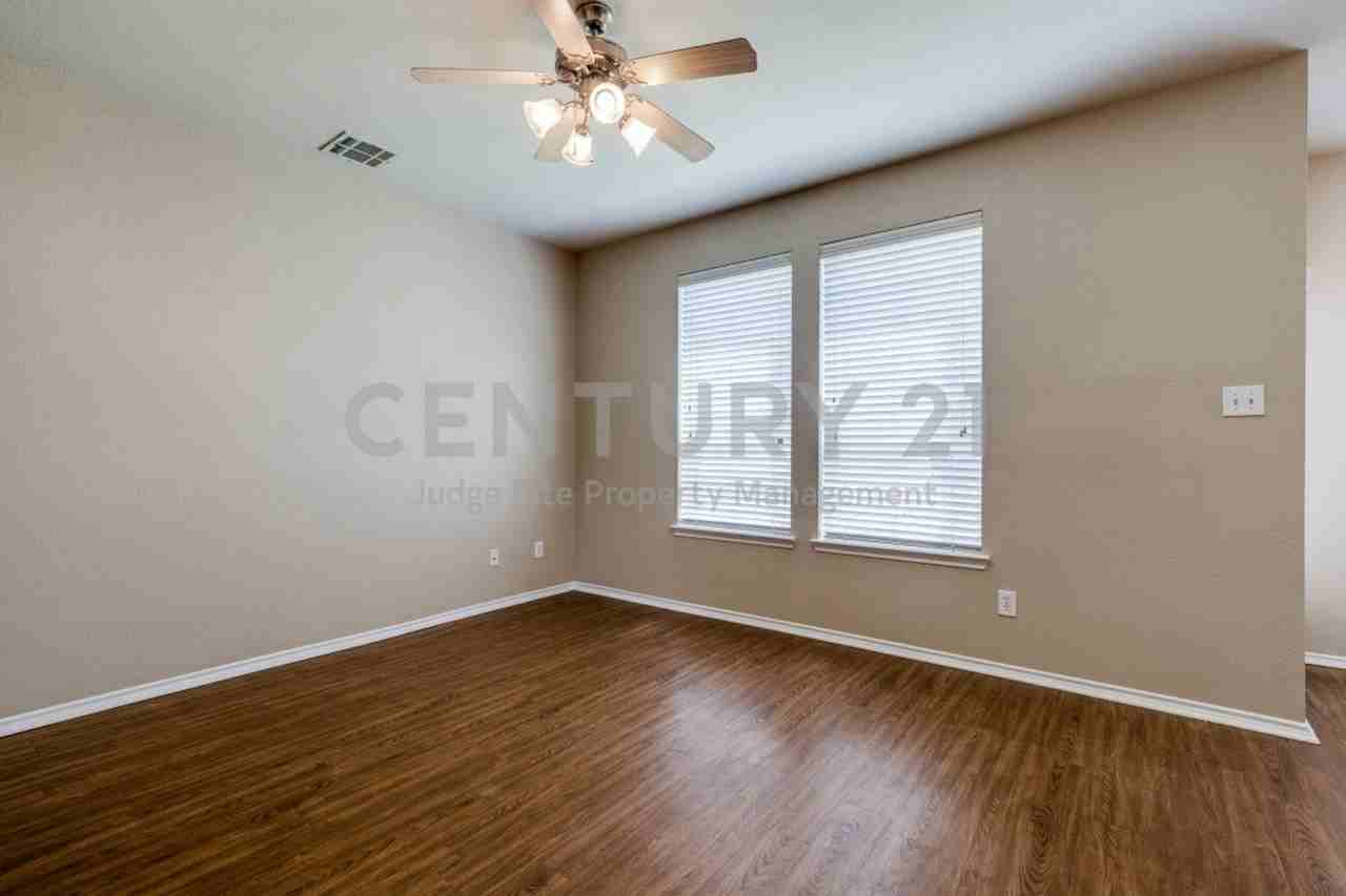 2228 Stonebrook Ln - Photo 2 of 14