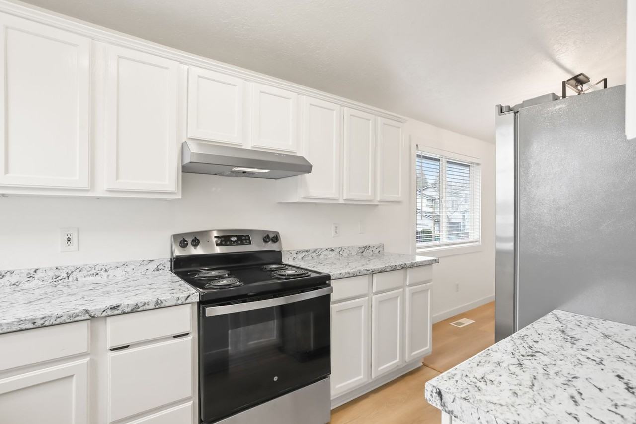 3066 Sw Corbeth Ln - Photo 2 of 41