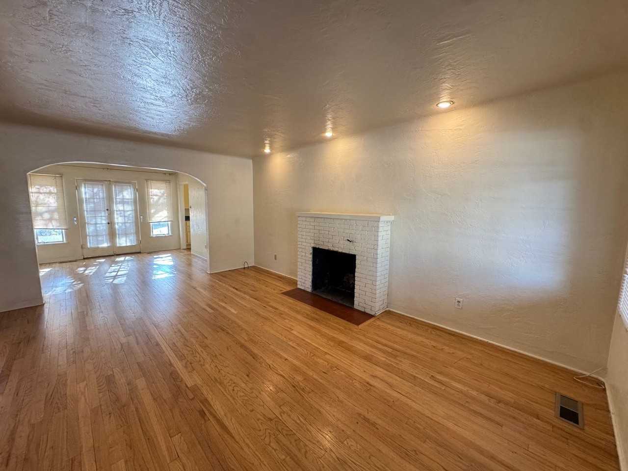 210 Carlisle Blvd Se - Photo 4 of 17