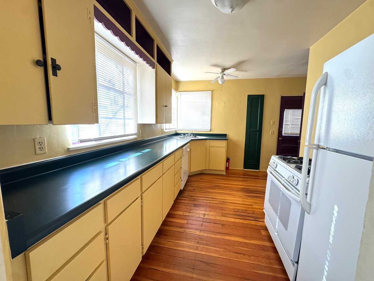 210 Carlisle Blvd Se - Photo 6 of 17