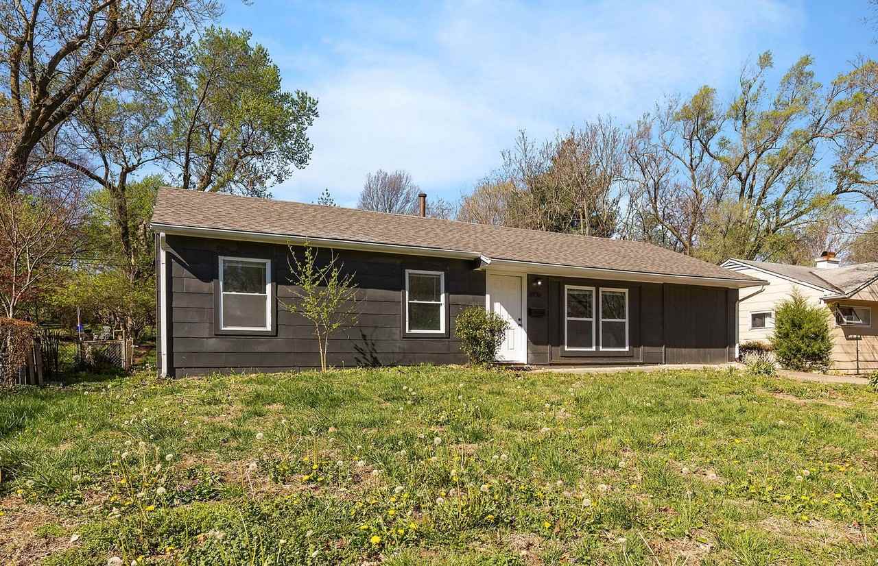 10716 Ewing Ave - Photo 3 of 31