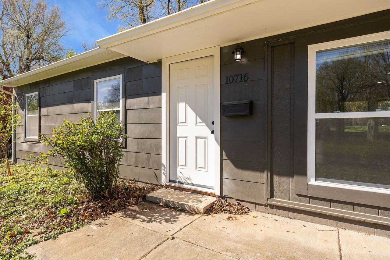 10716 Ewing Ave - Photo 4 of 31