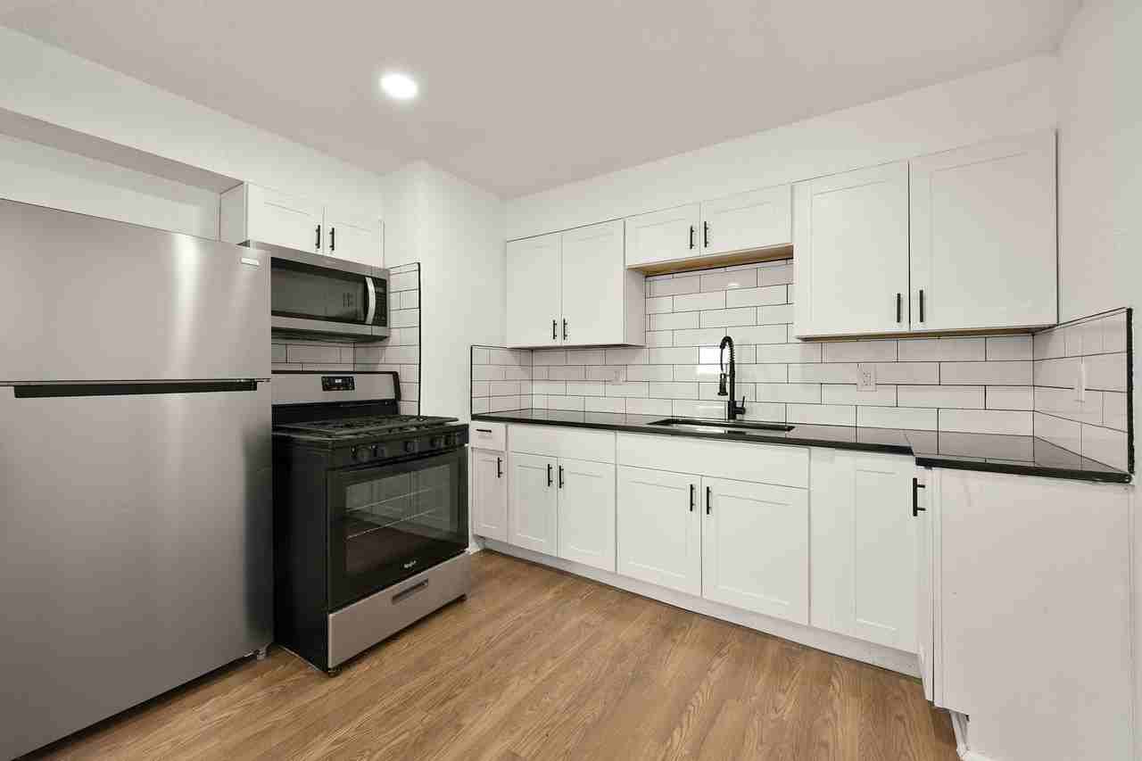 10716 Ewing Ave - Photo 5 of 31