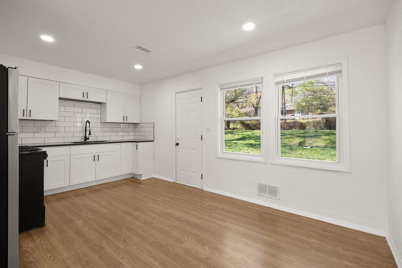 10716 Ewing Ave - Photo 6 of 31