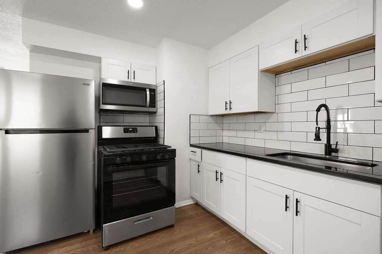 10716 Ewing Ave - Photo 7 of 31