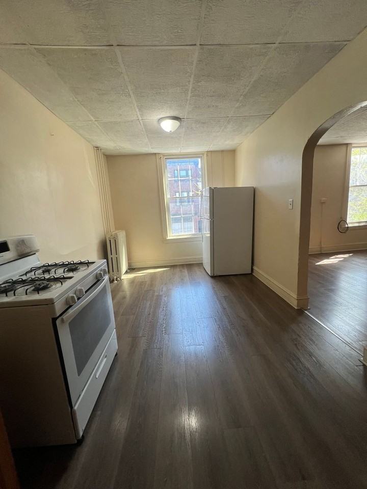 114 1/2 S Queen St - Photo 2 of 8