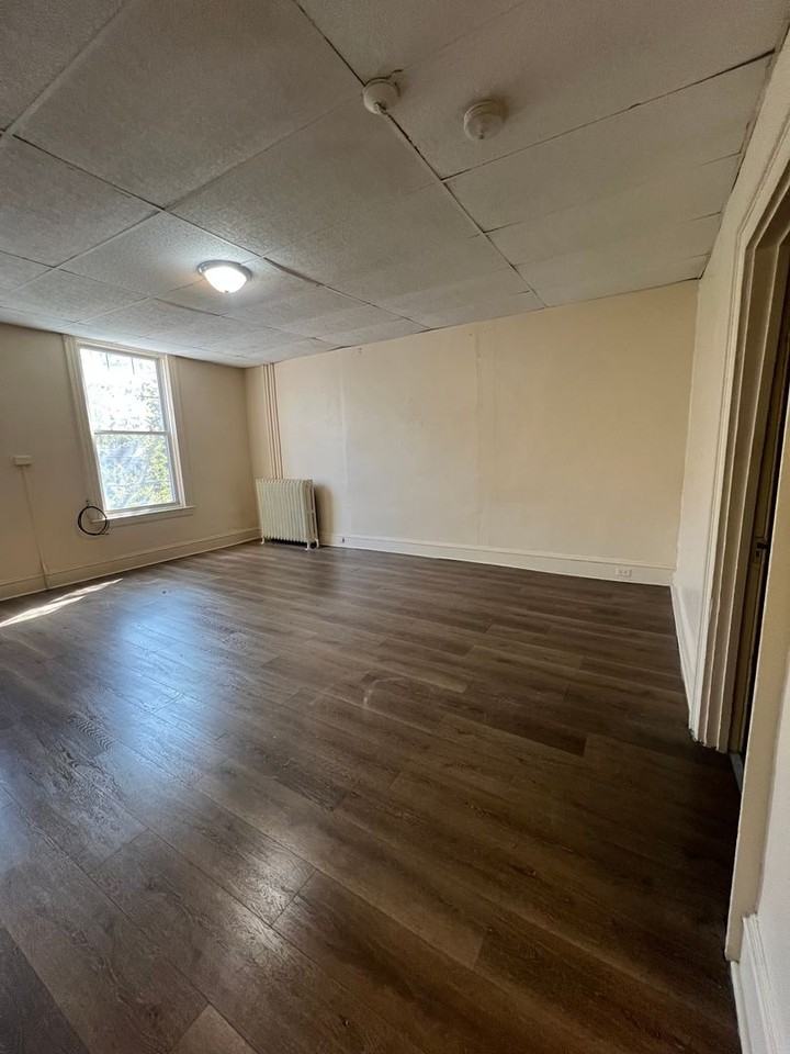 114 1/2 S Queen St - Photo 3 of 8