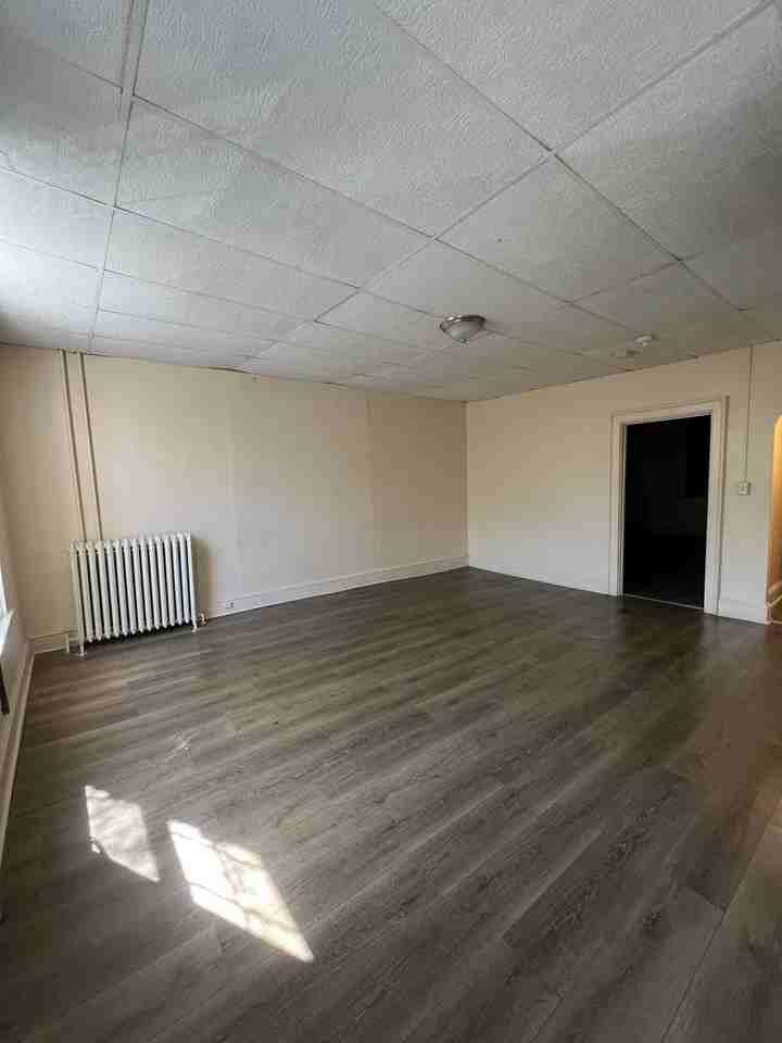 114 1/2 S Queen St - Photo 4 of 8