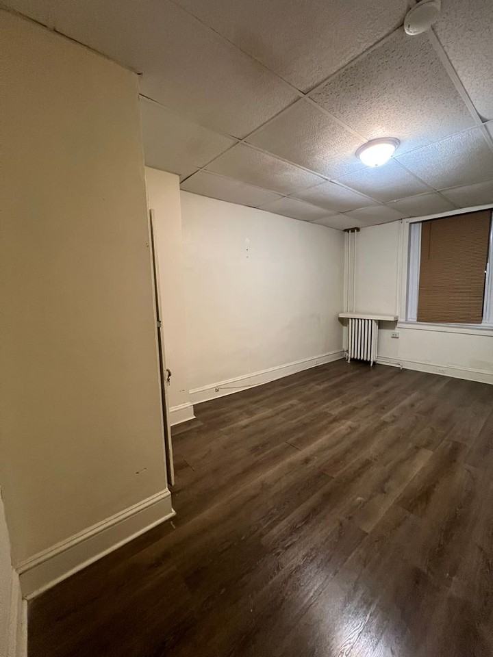 114 1/2 S Queen St - Photo 5 of 8