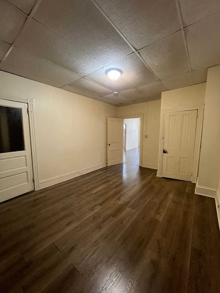 114 1/2 S Queen St - Photo 6 of 8