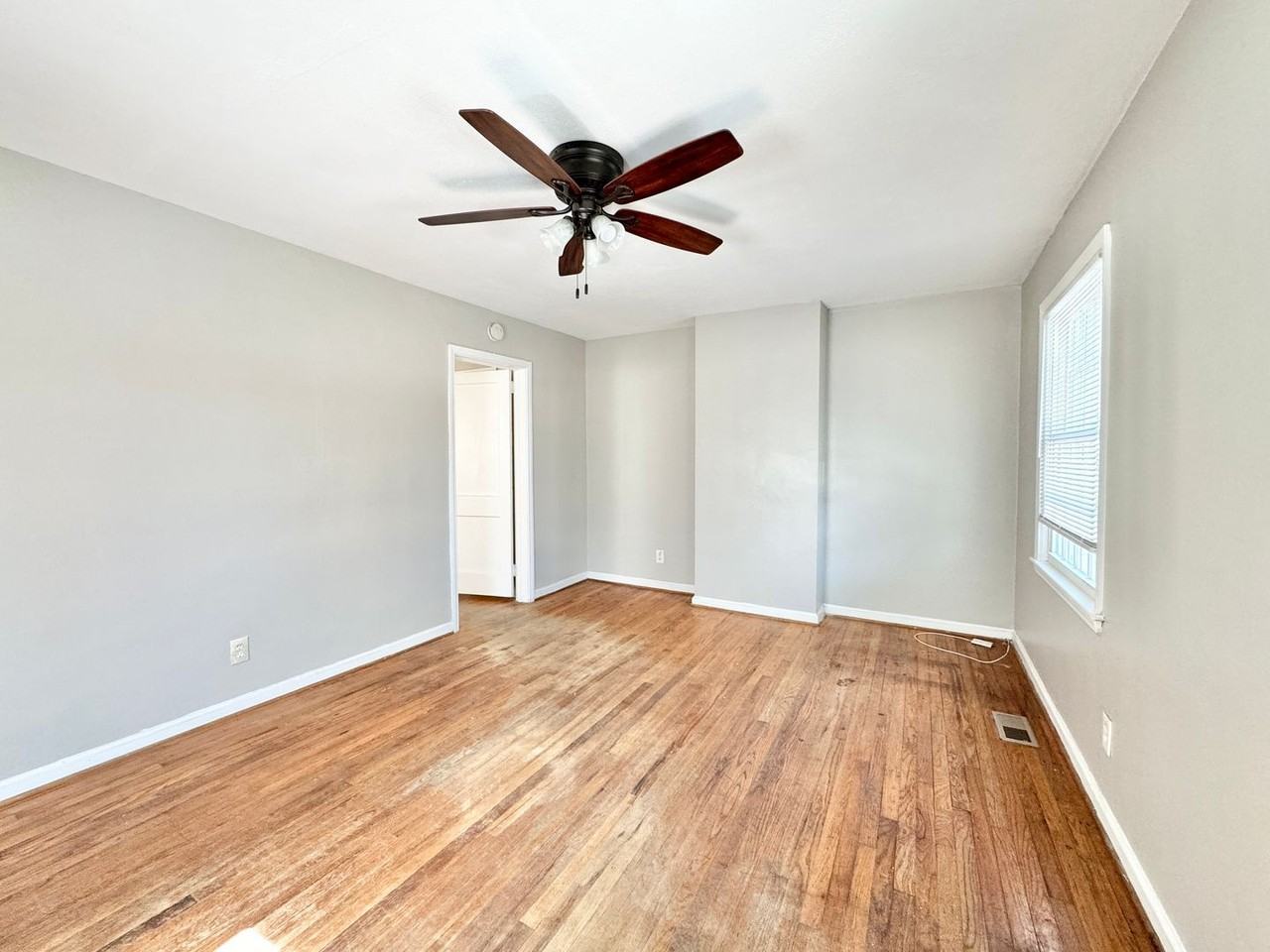 1006 E Side Dr - Photo 2 of 12