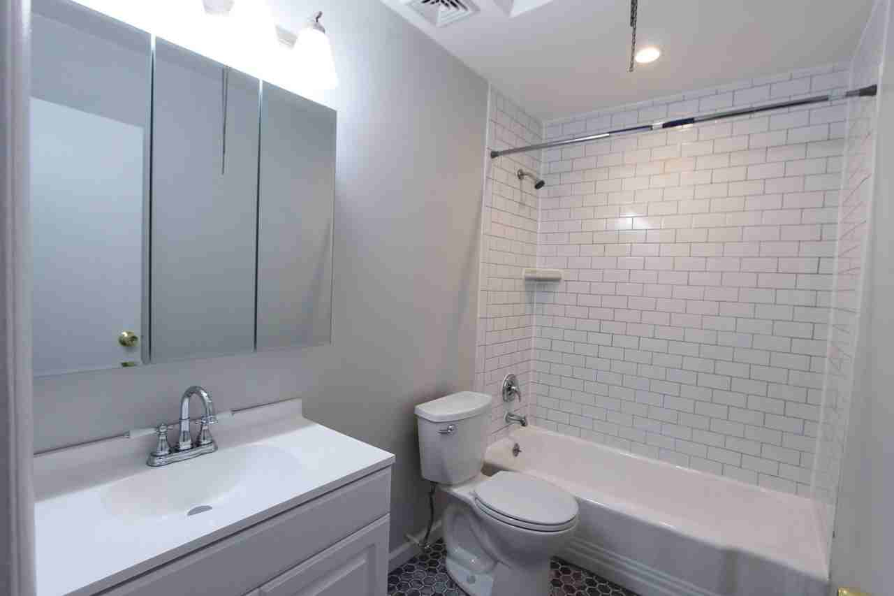 8613 Gilbert St - Photo 5 of 28