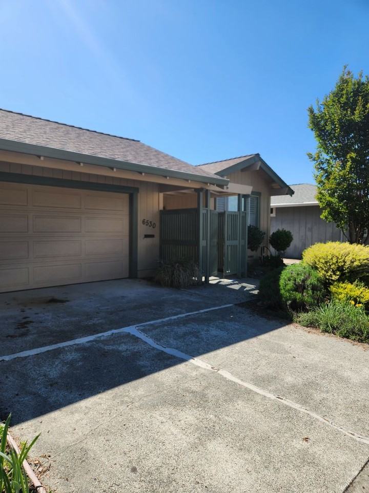 6530 Stonecroft Ter - Photo 2 of 26