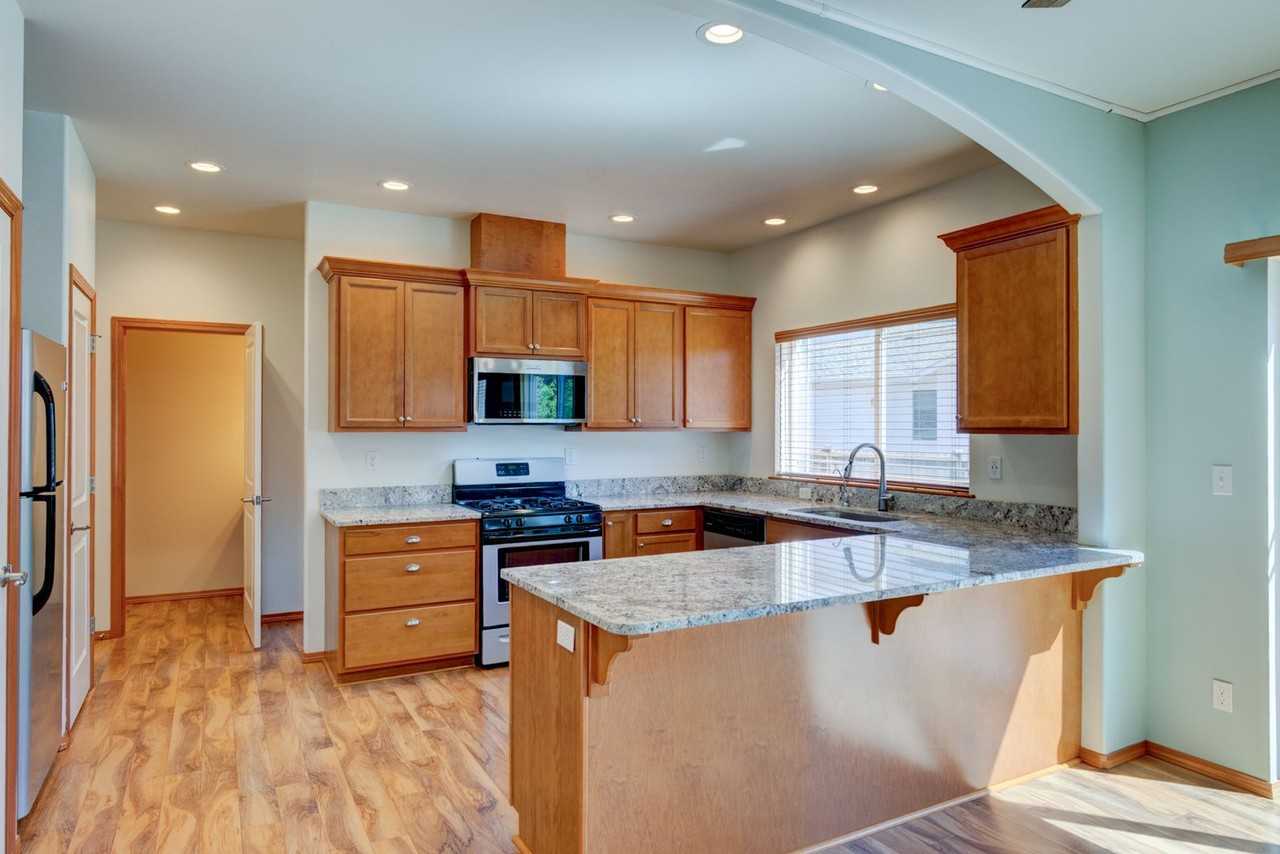 950 Lyle Ridge Cir - Photo 2 of 31