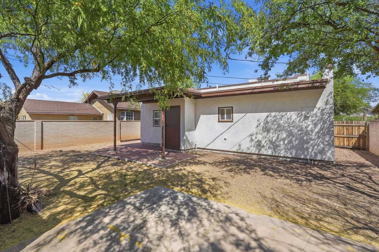 1227 N 1st Ave - Photo 4 of 28