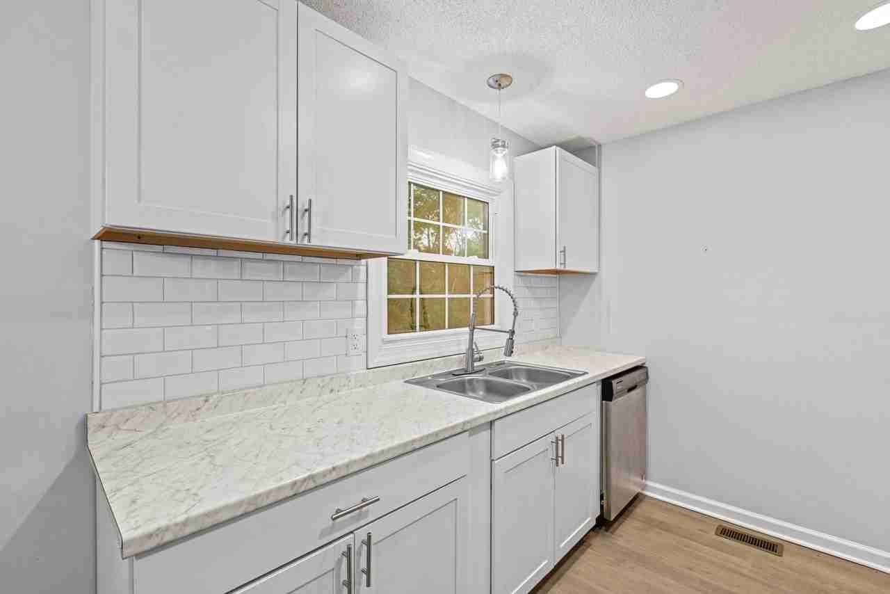 303 Cardinal Rd - Photo 4 of 20