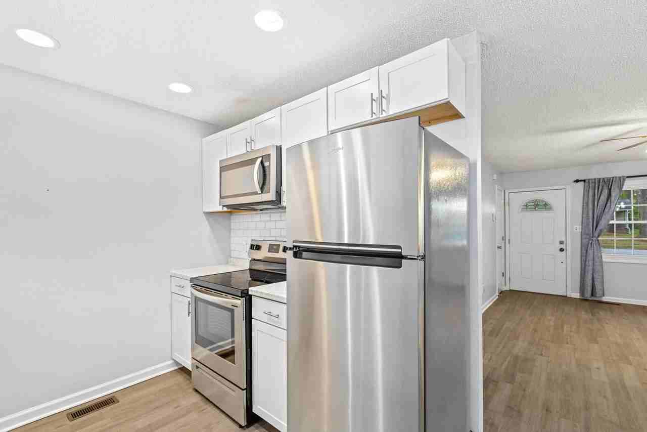 303 Cardinal Rd - Photo 5 of 20