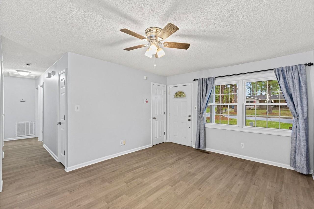 303 Cardinal Rd - Photo 6 of 20