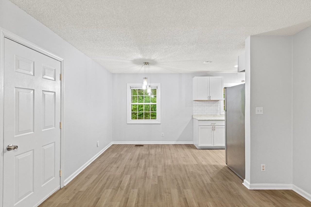 303 Cardinal Rd - Photo 7 of 20