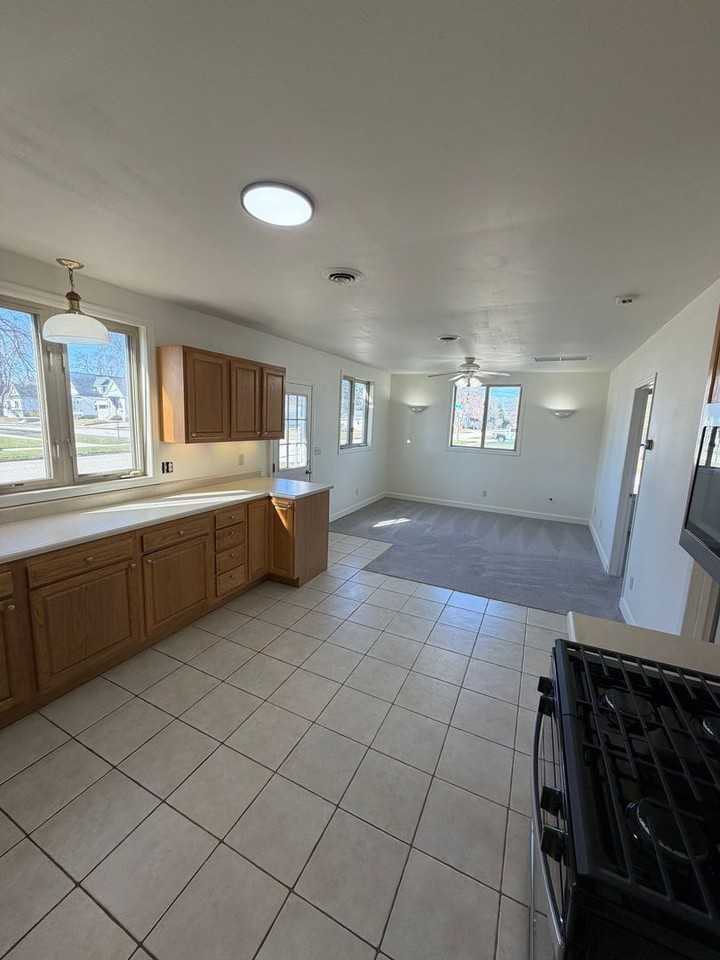 304 E Gruenwald Ave - Photo 2 of 12