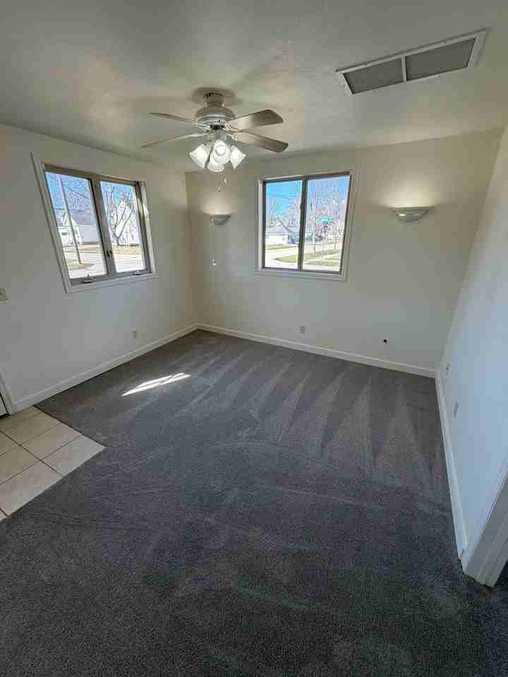 304 E Gruenwald Ave - Photo 4 of 12