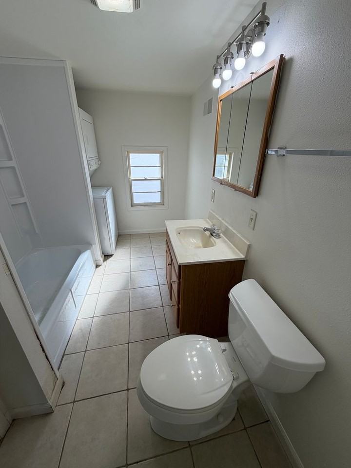 304 E Gruenwald Ave - Photo 7 of 12