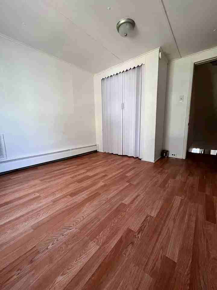 504 Laurel St - Photo 7 of 12