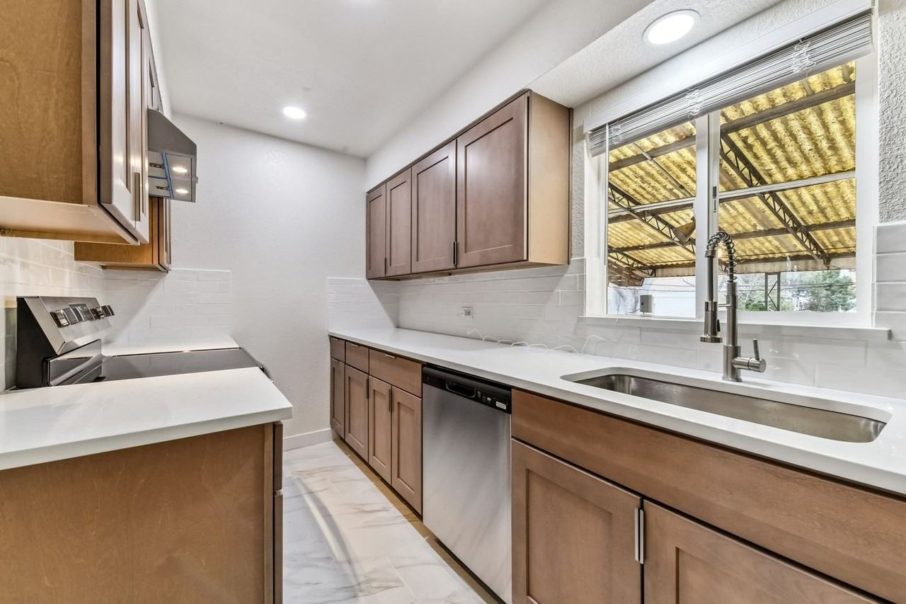 1325 Lansing St - Photo 4 of 25