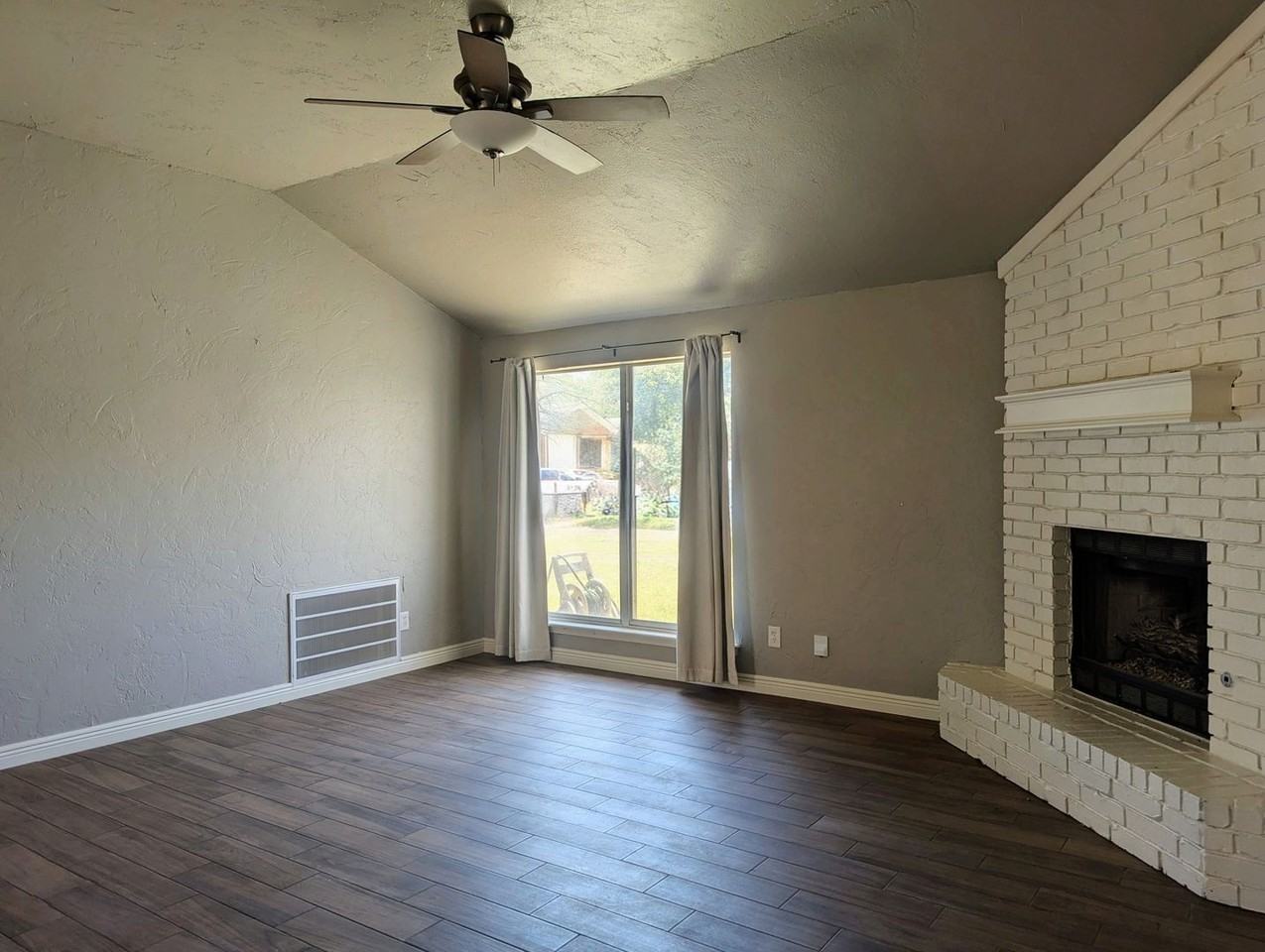 1005 Valley Ct - Photo 2 of 16