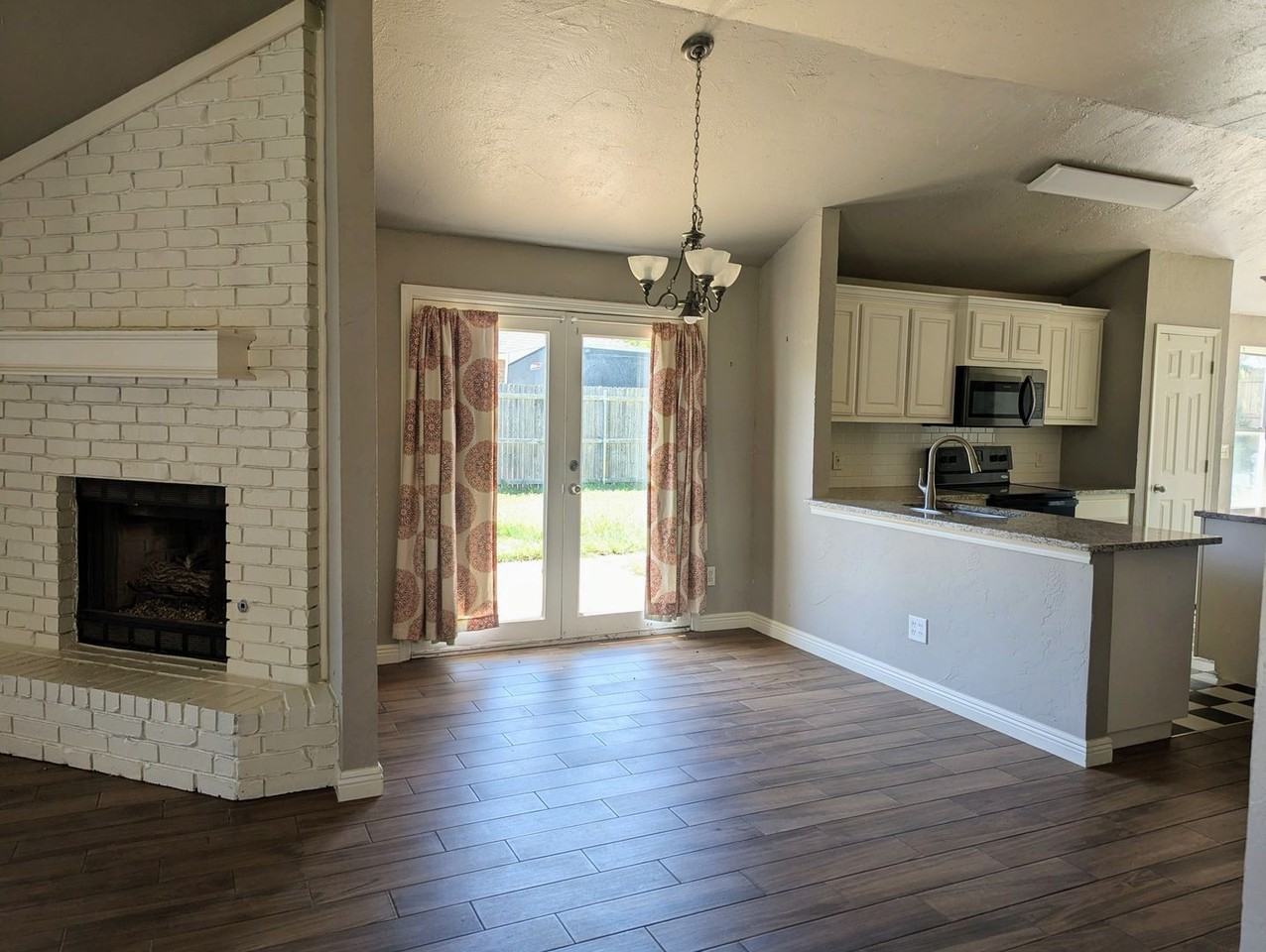 1005 Valley Ct - Photo 3 of 16