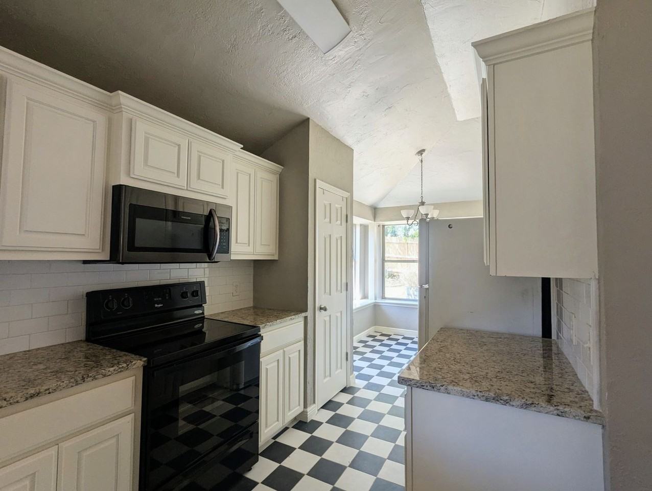 1005 Valley Ct - Photo 4 of 16