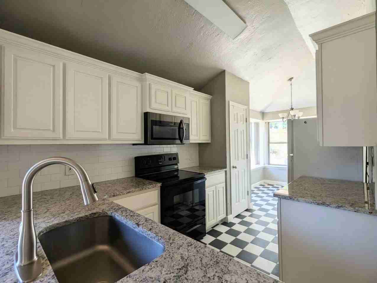 1005 Valley Ct - Photo 5 of 16