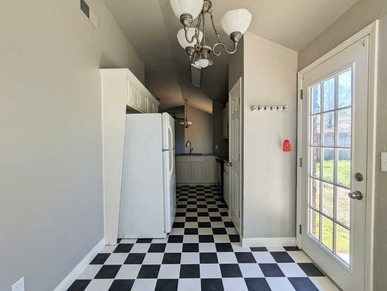 1005 Valley Ct - Photo 6 of 16