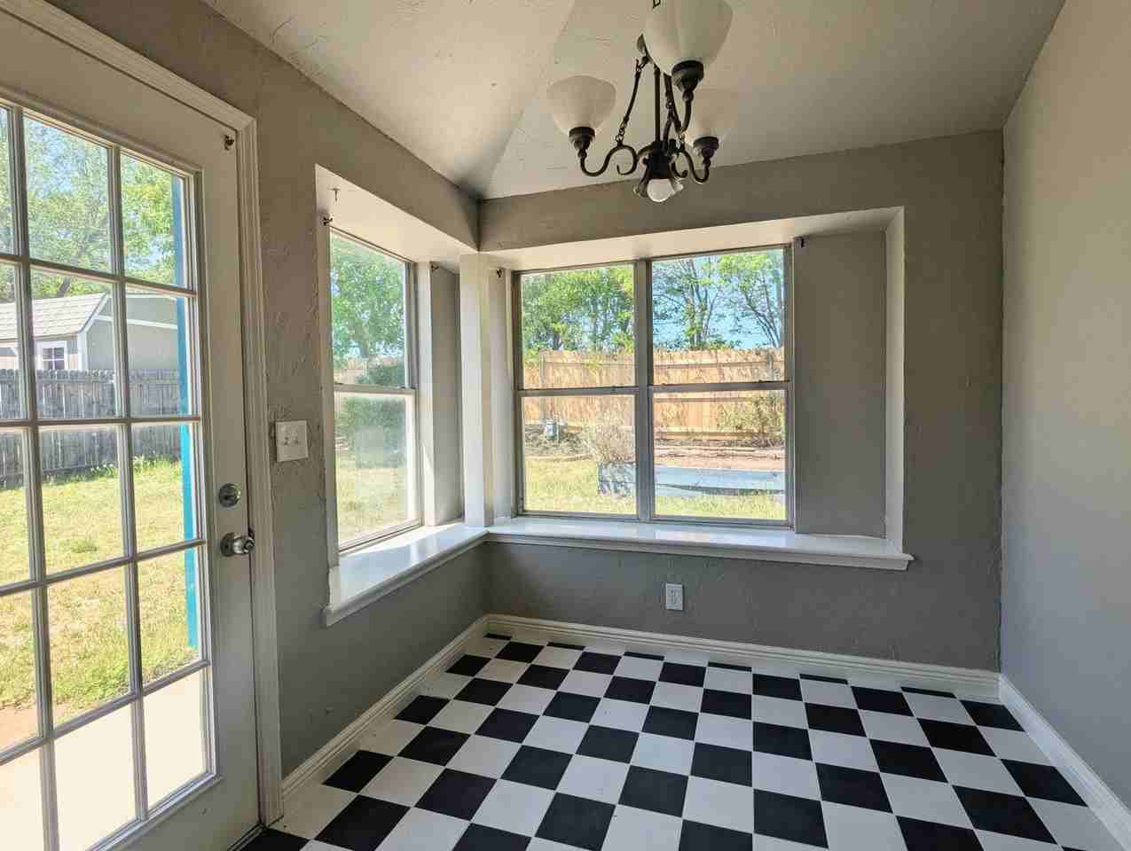 1005 Valley Ct - Photo 7 of 16