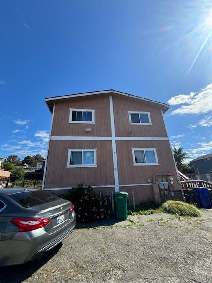 8290 Macarthur Blvd - Photo 3 of 4