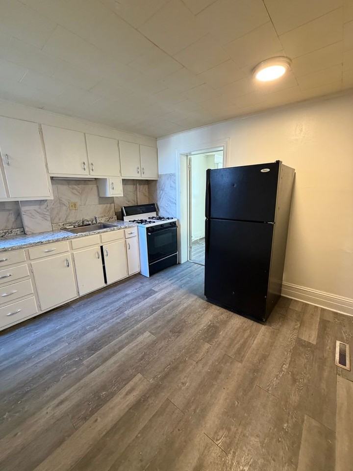 717 W Market St - Photo 4 of 5