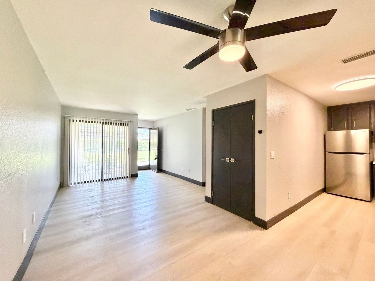 2822 N Auburn Ct - Photo 4 of 18