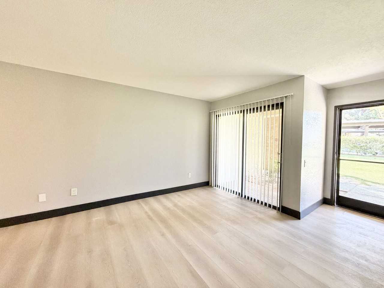2822 N Auburn Ct - Photo 5 of 18