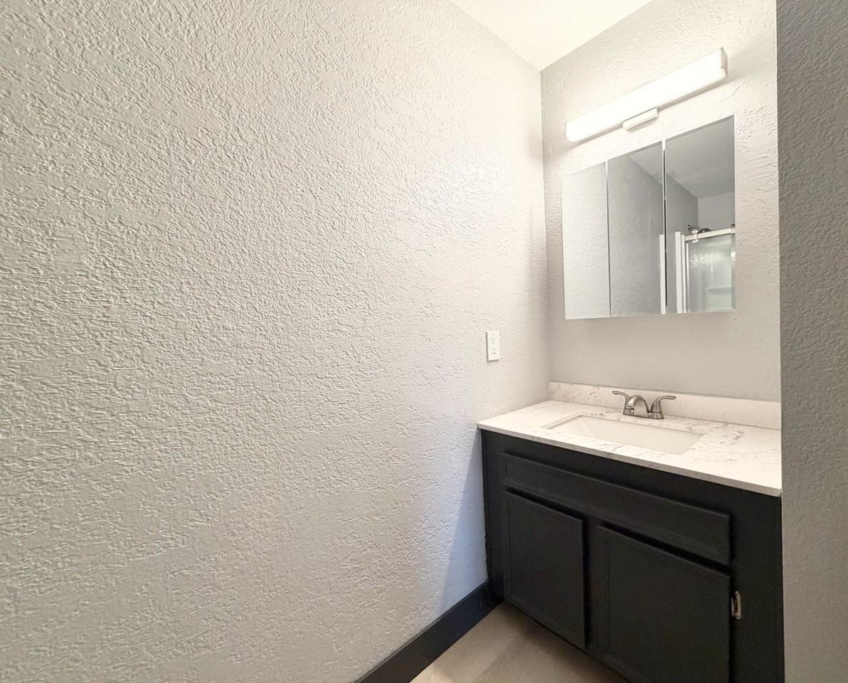 2822 N Auburn Ct - Photo 6 of 18