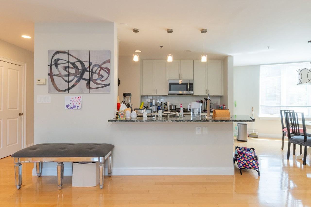 1605 Beacon St - Photo 6 of 36