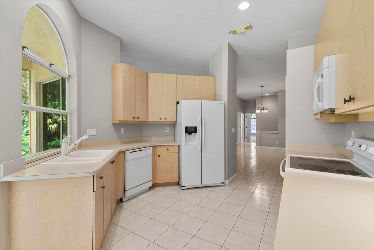 677 Sw Andros Cir - Photo 3 of 13