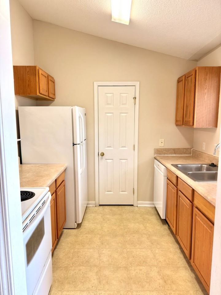 412 Lawnwood Ct - Photo 3 of 14