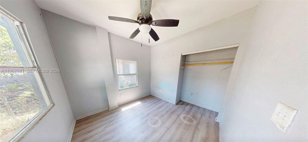 236 Ne 57th St - Photo 6 of 11